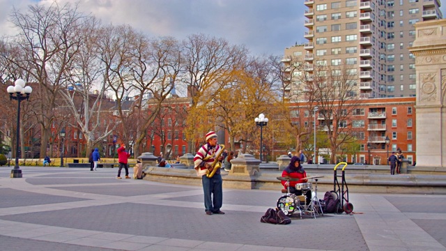 人们在拱门设计的华盛顿广场公园演奏乐器。住宅小区。视频下载