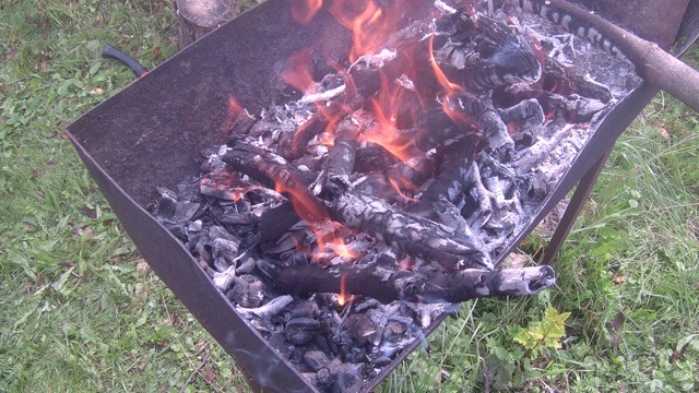 燃烧着煤的火盆视频素材
