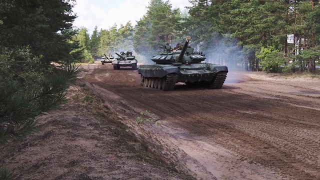 俄军坦克在树林中驰骋视频素材
