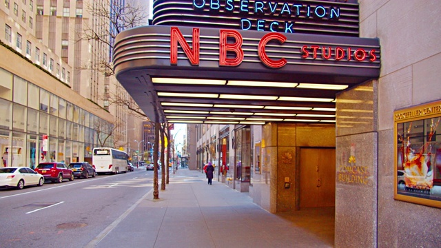 洛克菲勒中心NBC演播室入口。城市街道的野花。视频素材