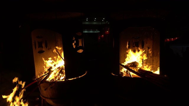 在庙里用火炉烧龙香。视频下载