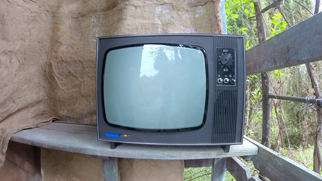 旧电视是用手打开的。闪烁的复古电视屏幕打开和关闭视频下载