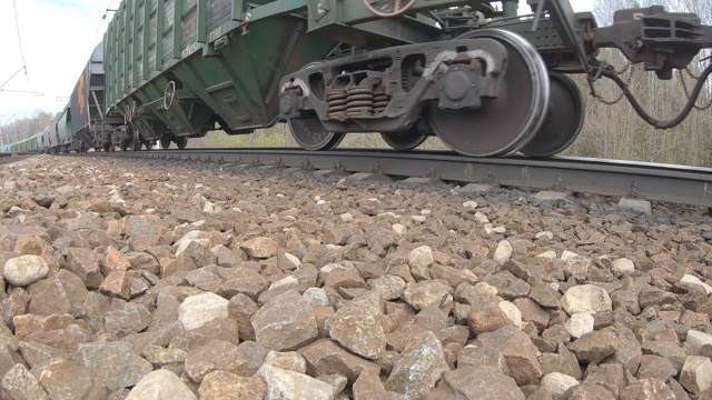 货运列车，货运列车，铁轨，火车车厢，铁路。视频素材