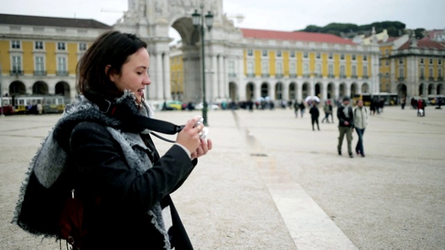 有灵感的女游客穿着大衣和围巾视频素材