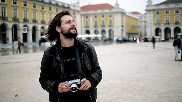 快乐的男游客站在欧洲广场上视频素材