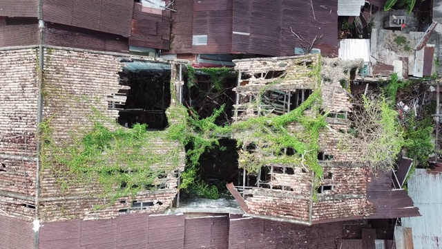 无人机击中了Bukit Mertajam废弃的破屋顶旧房子视频下载