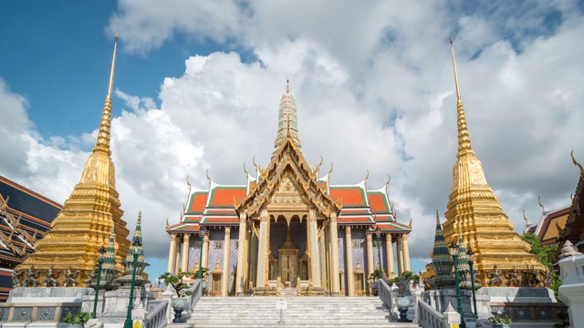 游客在曼谷佛寺和大皇宫徒步旅行，泰国，亚洲视频素材
