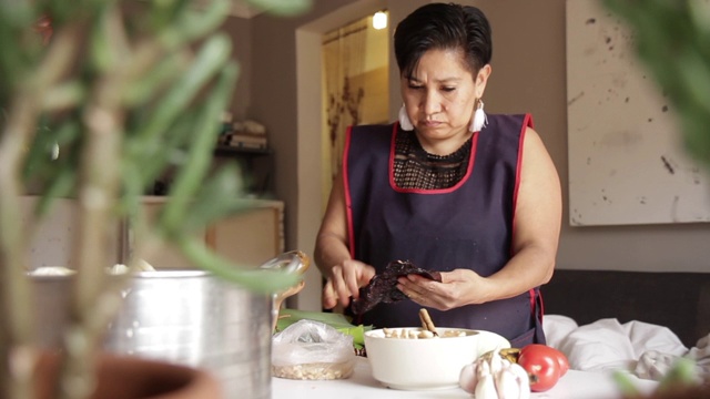工人阶级的母亲在家用黑痣煮玉米粉蒸肉视频素材