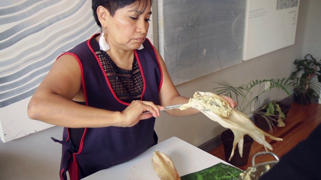 工人阶级的母亲在家用黑痣煮玉米粉蒸肉视频素材