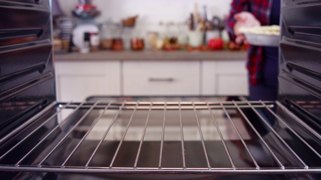 用烤箱烘焙节日南瓜派视频素材