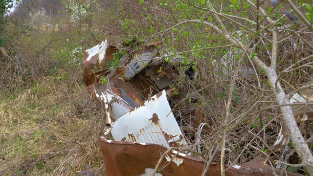 特写:破旧的老式汽车残骸被留在农村恶化。视频下载