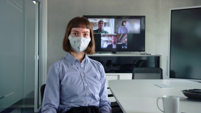 女企业家戴着口罩在办公室会议室视频素材