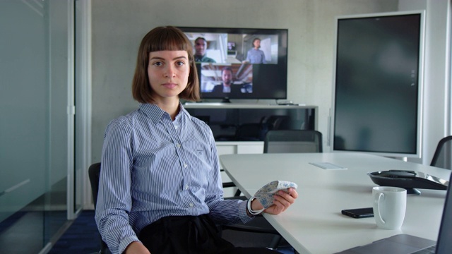 女企业家在会议室视频通话视频素材