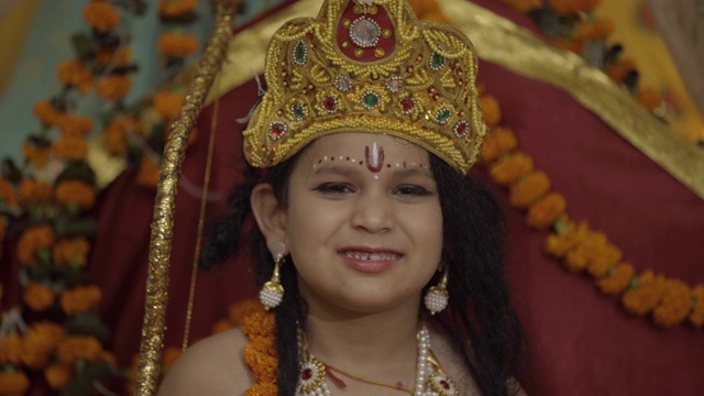 穿着罗摩神服装的印度小孩视频下载