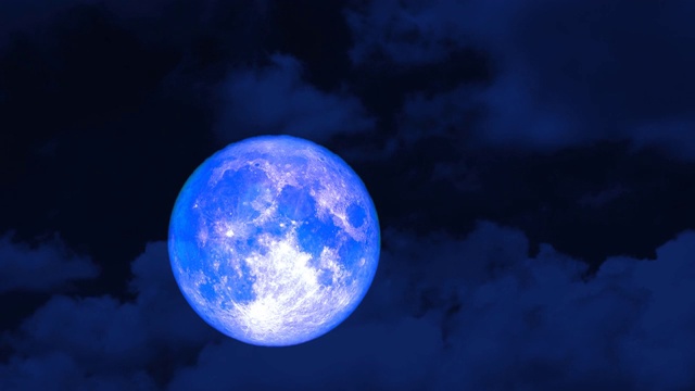 超级蓝月亮在夜空升起，橙色的云移动视频下载