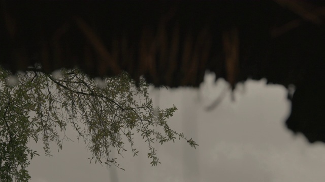 屋檐下的雨滴/埃塞俄比亚，非洲视频素材
