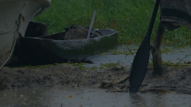 瓢泼大雨在独木舟和划船/苏德沼泽，南苏丹，非洲视频素材
