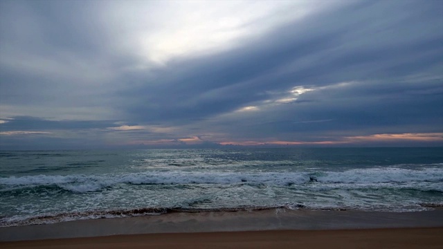 令人惊叹的柔和的日落天空背景与白色和灰色的云在闪亮的海水表面视频素材
