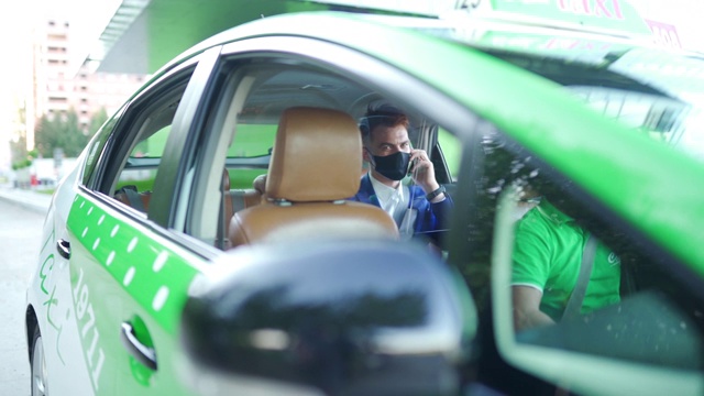 出租车司机和乘客在出租车内佩戴防护口罩视频素材