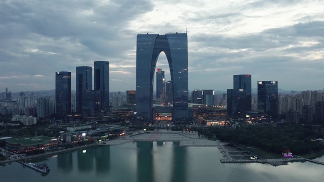 中国苏州金鸡湖旁CBD建筑的航拍。视频素材