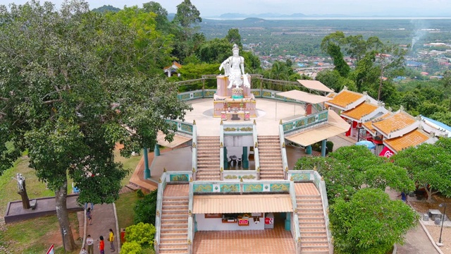 观世音菩萨是观世音菩萨，在泰国春丰省深受游客和人们的喜爱。视频素材