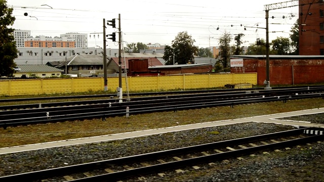 9月，在俄罗斯圣彼得堡，一列火车驶离巴尔蒂斯基火车站视频素材