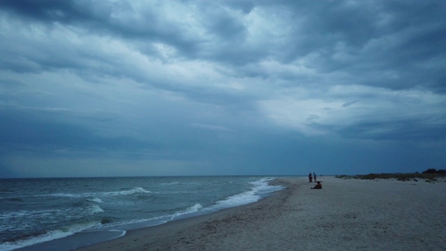 海面上有海滩和暴风云。视频素材