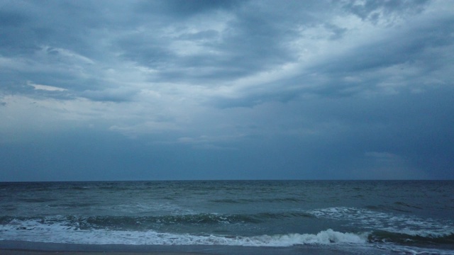 海面上有海滩和暴风云。视频素材