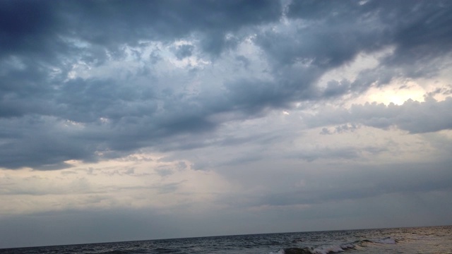 海面上的乌云和日落视频素材