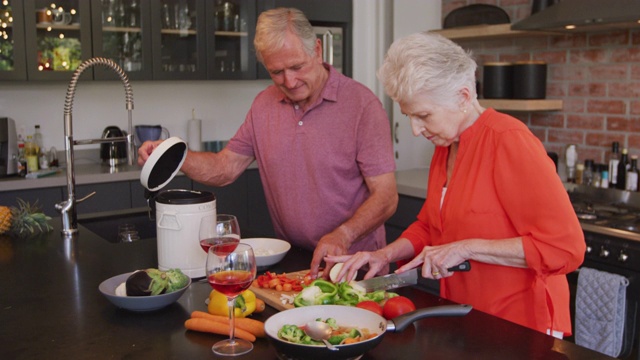 老白种夫妇在厨房一起做饭视频下载