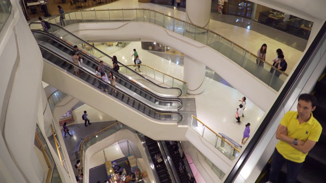 许多人在购物中心散步和购物视频下载