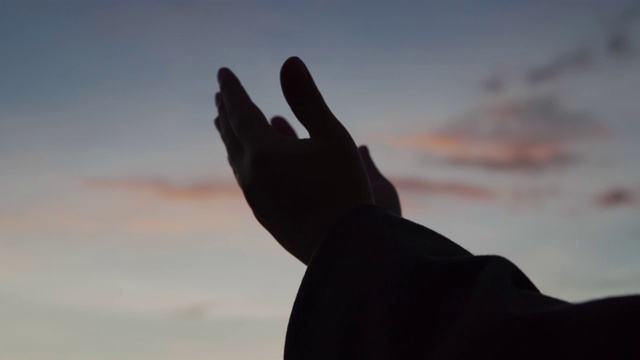 4k视频，女人在日落祈祷。基督教的崇拜。视频下载