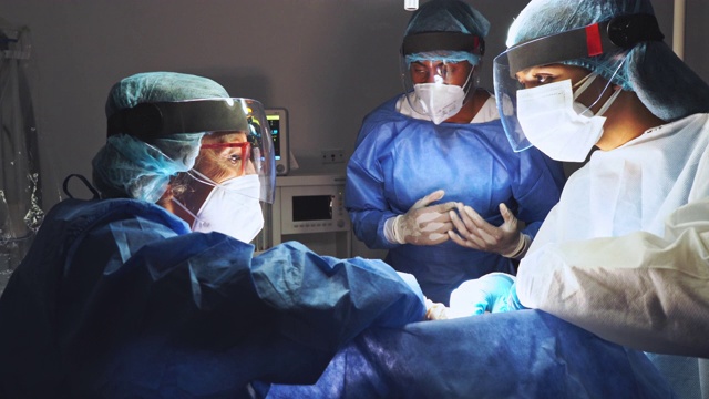 医生和护士给病人动手术视频素材