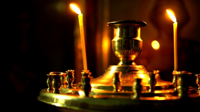 两支蜡烛放在教堂的烛台上视频素材