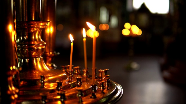 昏暗的房间背景上烛台上燃烧着的蜡烛视频素材