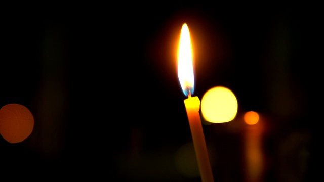 特写教堂蜡烛在黑暗中燃烧视频素材