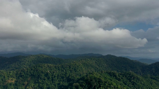 热带雨林和云层的空中塌陷视频下载