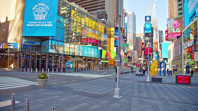 纽约时代广场的露天广场和五颜六色的广告牌。视频素材