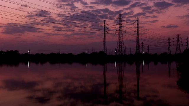 日落时分高压电线塔的延时。视频素材