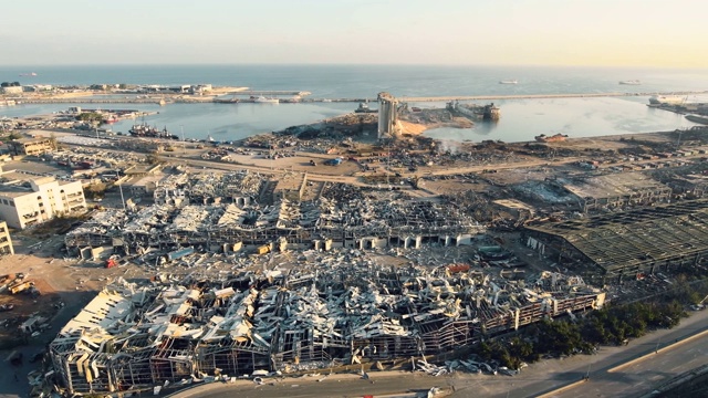 贝鲁特，黎巴嫩- 2020年8月5日:航拍贝鲁特港口完全被毁，现场检查继续后，仓库起火导致贝鲁特大规模爆炸视频素材