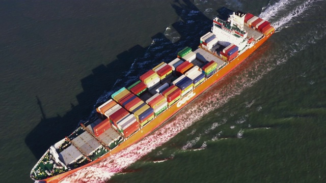 航拍显示集装箱船航行在一个海峡，荷兰视频素材