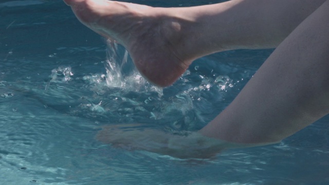 女人光着脚在水里视频下载