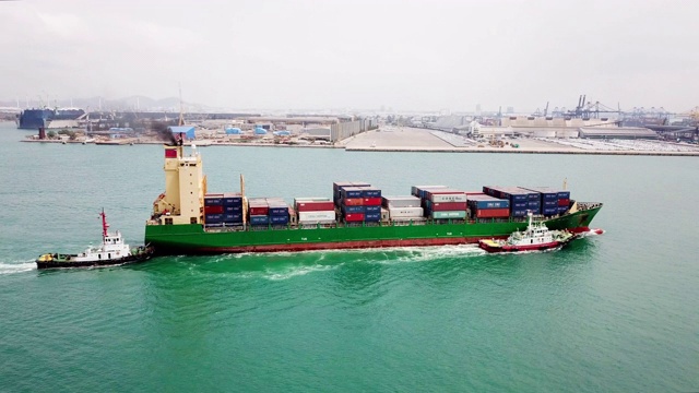 集装箱船在海上的货物运输视频素材