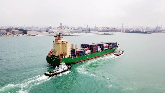 集装箱船在海上的货物运输视频素材