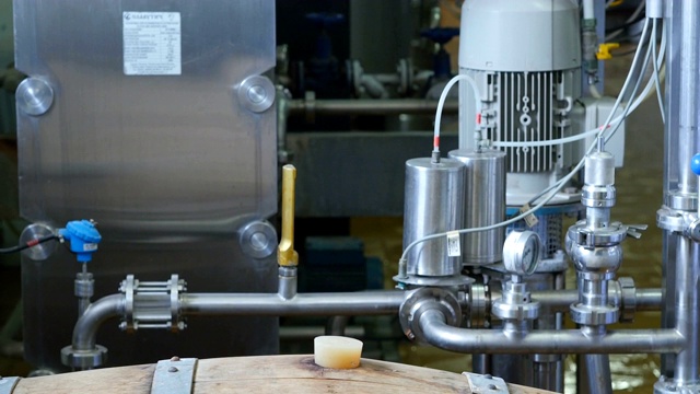 工厂里用来储存葡萄酒的木桶视频素材