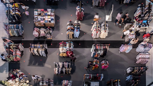 新常态购物中心俯视图与社会距离标志在地板上。视频下载