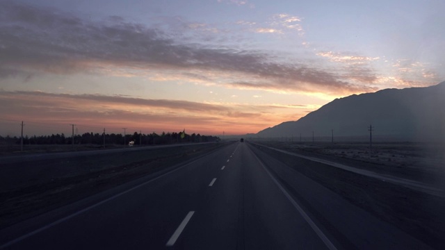 日出前在一条漫长的道路上拍摄的镜头视频素材