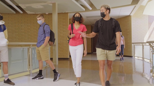 高中生在学校戴着防护口罩视频下载