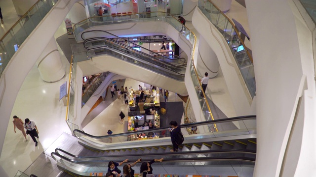 人们在曼谷购物中心乘坐白色扶梯的景象视频下载