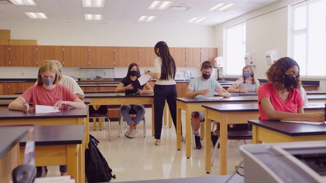 高中老师和学生在教室里戴着防护口罩视频素材